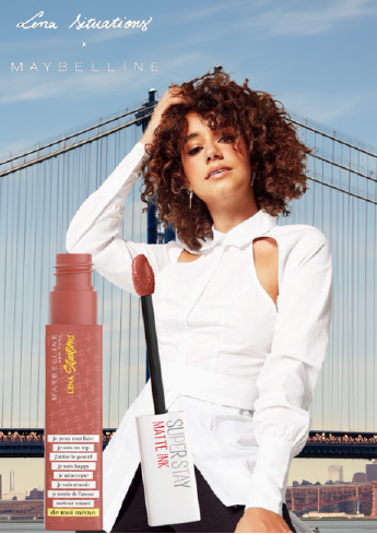 Affiche de la campagne de communication pour Léna situation X Maybelline. Photo de Léna avec un rouge à lèvres Maybelline en premier plan. En fond le pont de Brooklyn