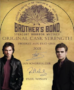 Devant de l'étiquette que nous avons fais avec les deux frères de la sérié un sur chaque côté, le nom de la marque au milieu avec leur signature le tout sur un fond jaune papyrus