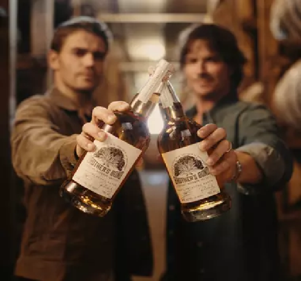 Photo des acteurs de la série tenant leur bouteille de whisky à la main