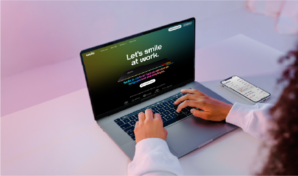 Photo d'un ordinateur avec marqué "Let's smile at work" : sourions au travail