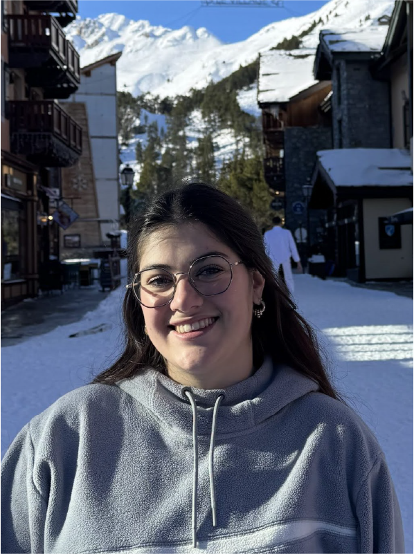 Portrait Agathe dans les montagnes enneigés