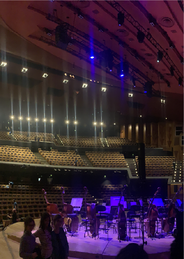 Photo vue depuis la scène de la salle entière de l'auditorium de Lyon
