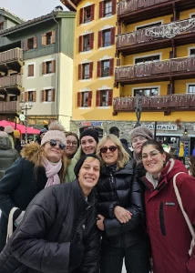 Photo de groupe avec les personnes avec qui Agathe été aux Arcs plus Karine Viard