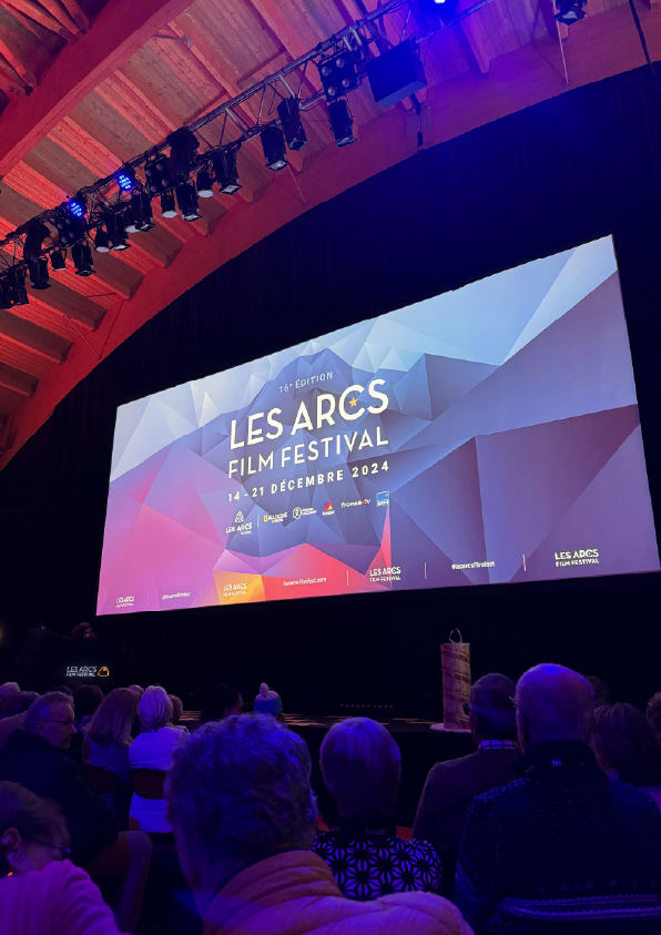 Aux arcs dans une salle en attendant l'ouverture du festival