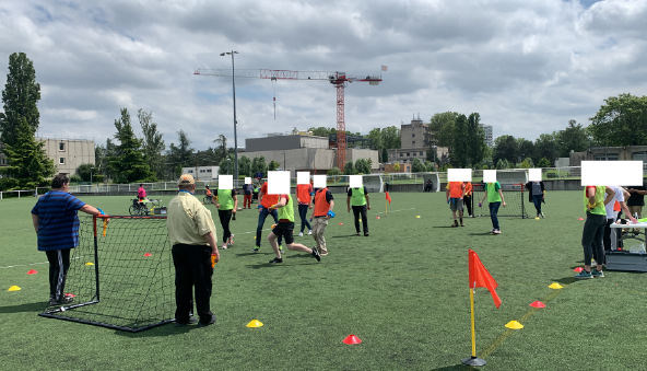 Salariés de la SNCF en train de jouer au cécifoot