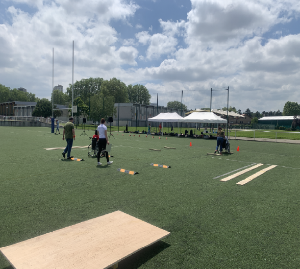 Salariés de la SNCF en train de faire un parcours en fauteuil roulant