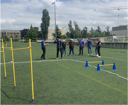 Salariés de la SNCF en train de faire un parcours à l'aveugle