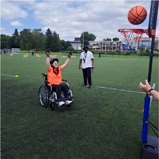 Agathe en train de jouer au basket en fauteuil roulant