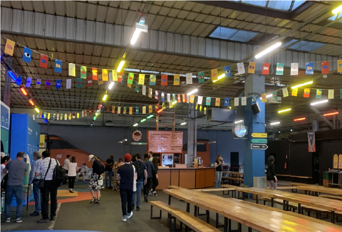 Au centre d'accueil des volontaires des JO avec tables, nourriture et jeux