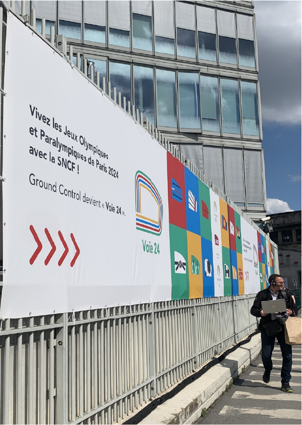 Affiche de direction disant ou est la voie 24 pour aller au centre d'accueil des volontaires