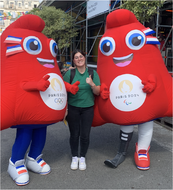 Photo d'Agathe avec les mascottes des JO