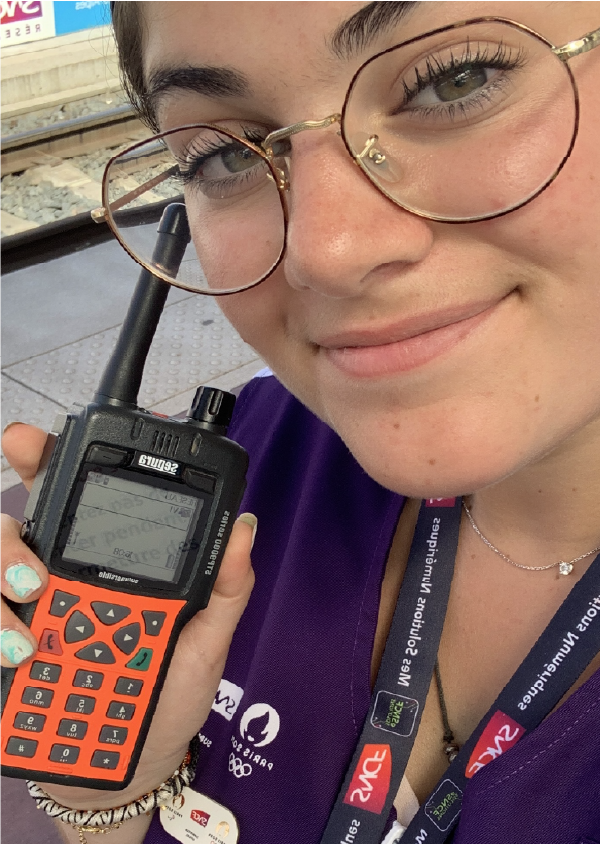 Photo d'Agathe avec un talkie walkie pour assurer la bonne transmission des infos pour le centre opérationnel