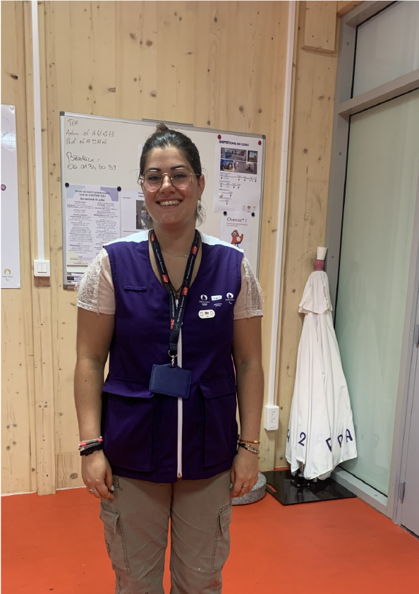 Photo d'Agathe pour son premier jour avec les volontaires des JO avec la tenue fournie par la SNCF