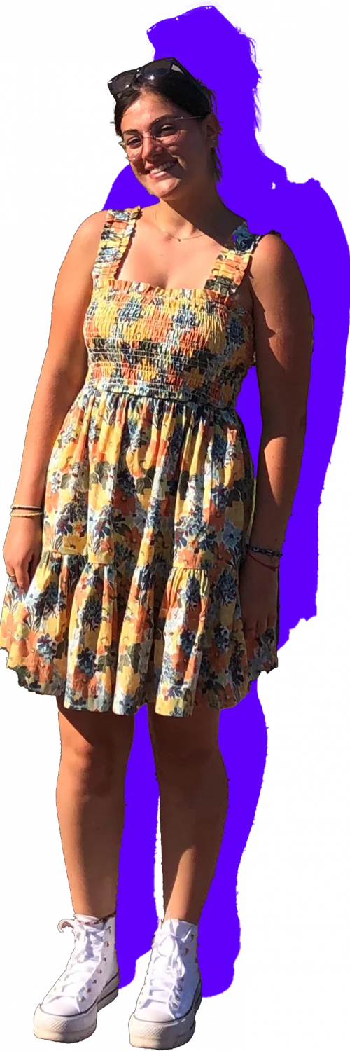 Photo d'Agathe pleins pieds avec une ombre portée couleur violette