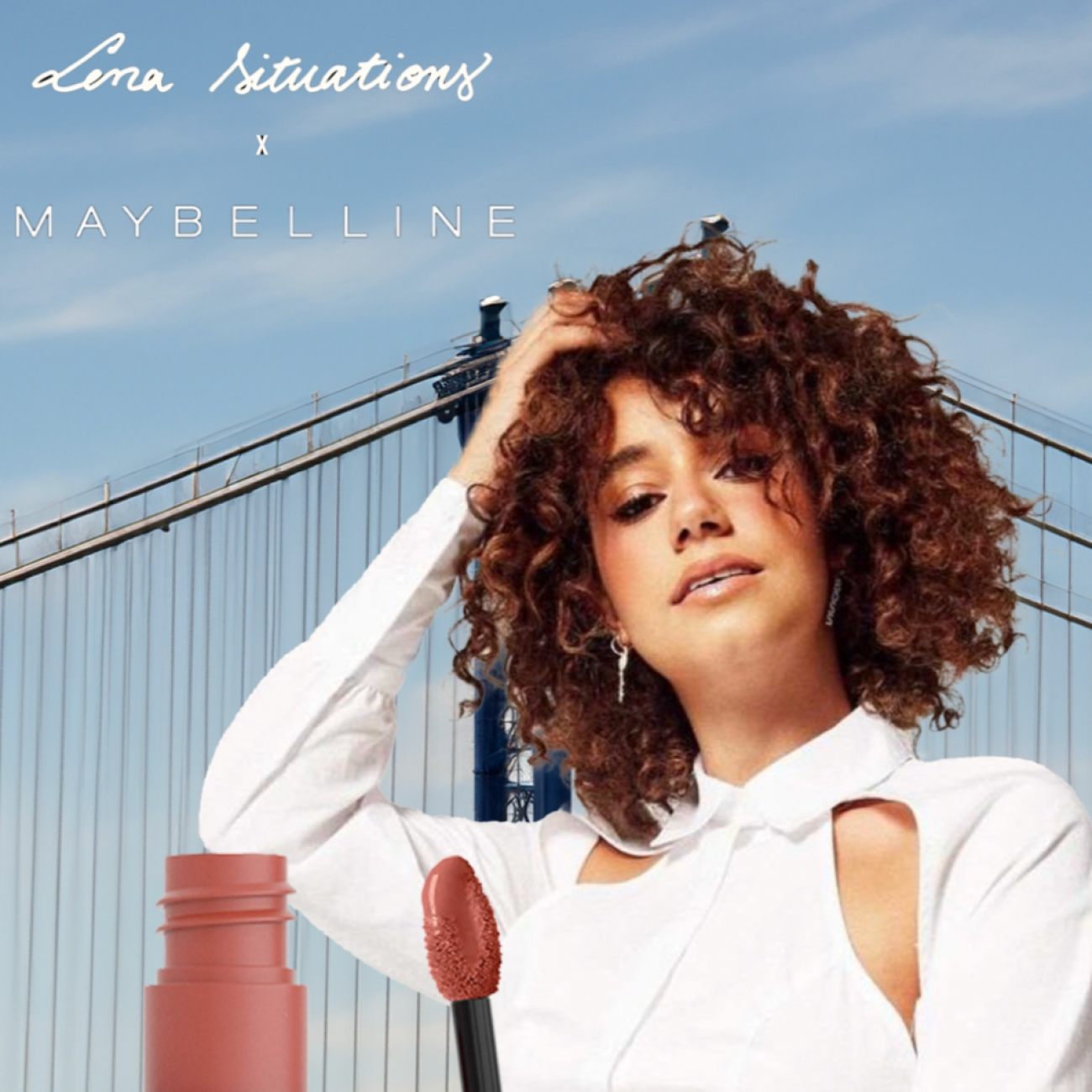 Affiche de la campagne de communication pour Léna situation X Maybelline. Photo de Léna avec un rouge à lèvres Maybelline en premier plan. En fond le pont de Brooklyn